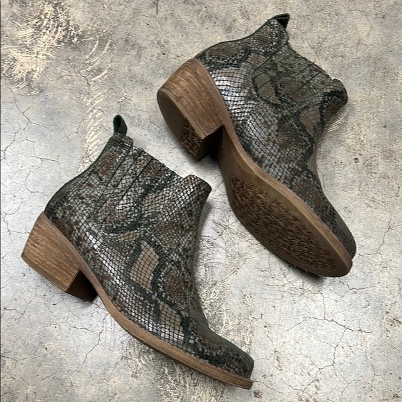 Eric Michael Green and Brown Ankle Boots with Snakeskin Texture - Picture 6 of 9